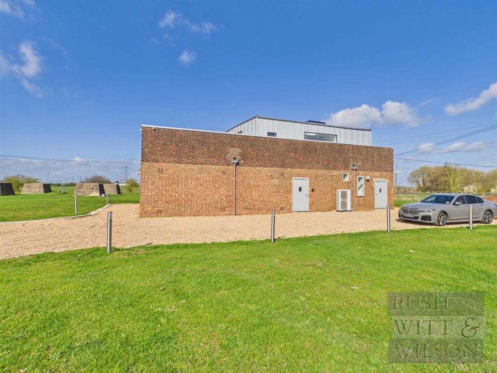 Lot: 100 - WELL PRESENTED DETACHED HOUSE - View of marsh